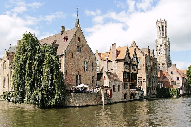 2-Hour Historical Walking Tour in Bruges with Praline Included - War, Gruuthuse, and the story of Bruges beer