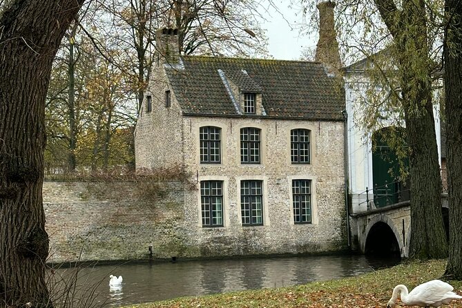 2-Hour Historical Walking Tour in Bruges with Praline Included - Tanners, fish markets, and the return to Burg Square