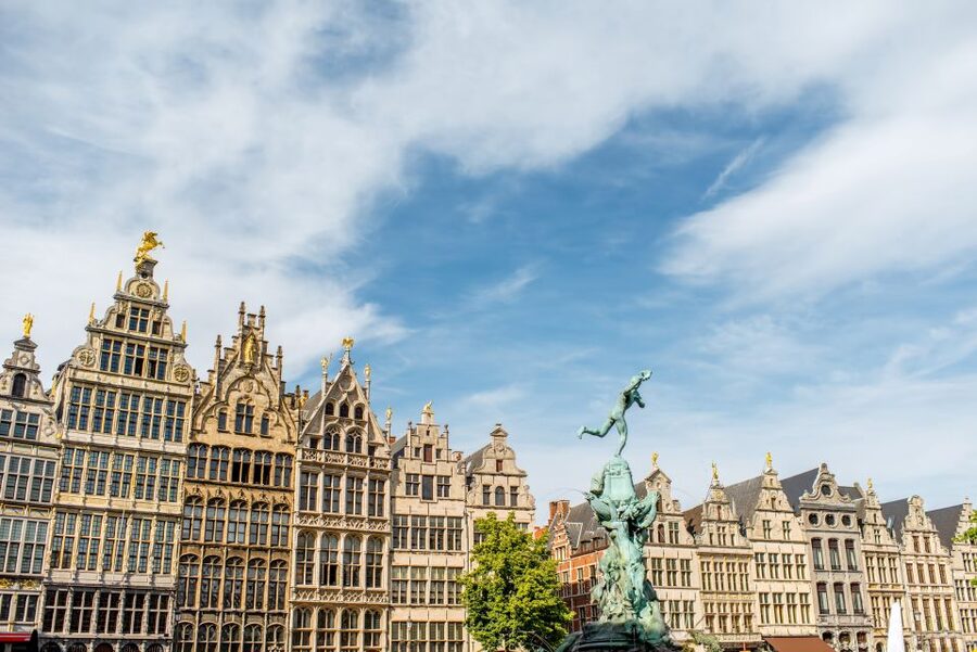 Antwerp: Express Walk with a Local in 60 minutes - Beyond the monuments: food, chocolate, and evening plans