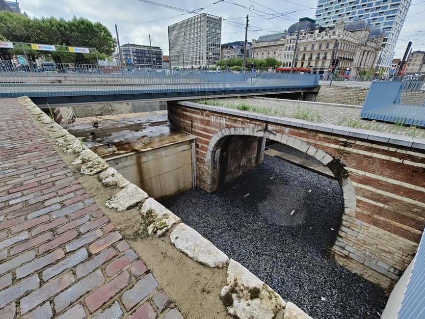Antwerp: Historical Walking Tour in the Old City - Cathedral of Our Lady and Handschoenmarkt