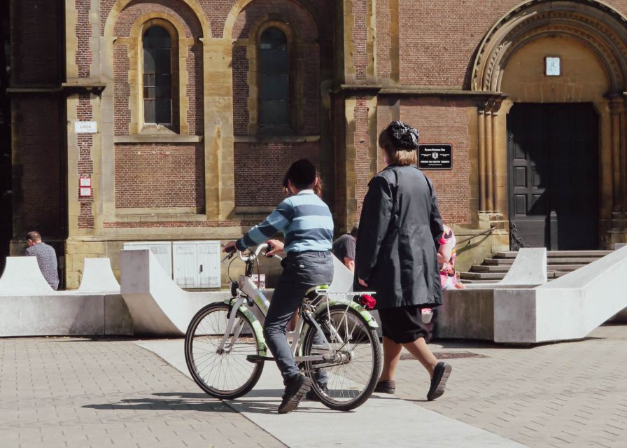 Antwerp: Jewish Neighbourhood Guided Walking Tour - Kosher food, Sabbath customs, and mezuzahs
