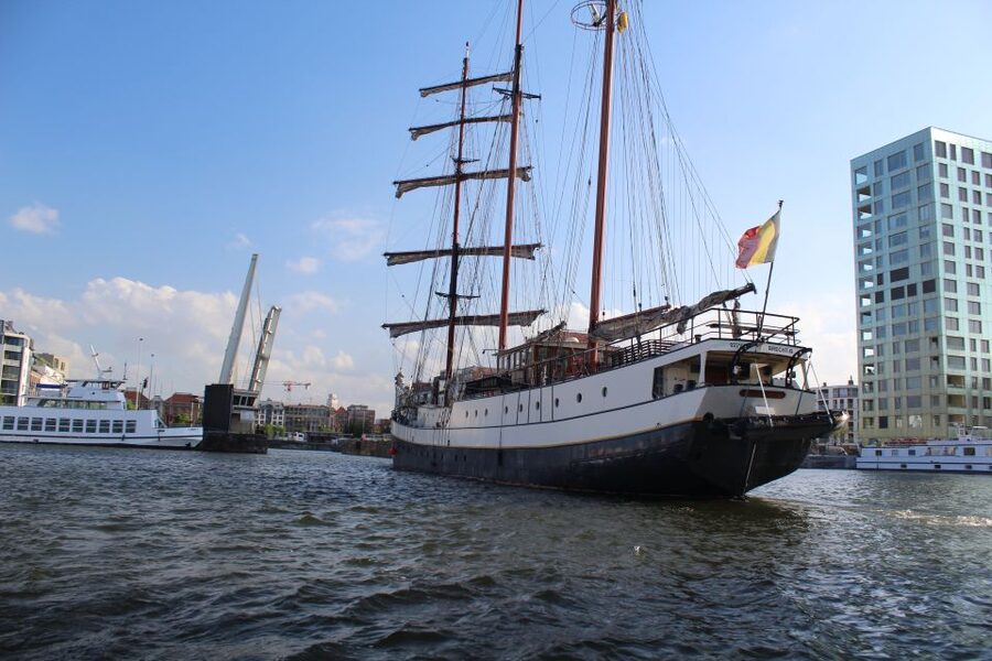 Antwerp: Private Old Harbour Boat Tour Incl. Drinks & Snacks - Droogdockenpark and the old dock character