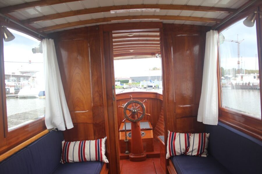 Antwerp: Private Old Harbour Boat Tour Incl. Drinks & Snacks - Drinks, snacks, and optional upgrades