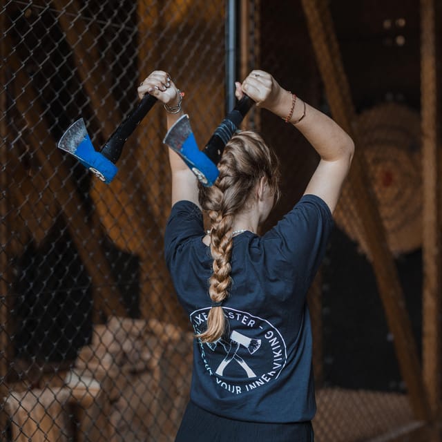 AXE THROWING EXPERIENCE IN ANTWERP - First-time throwers get a real introduction