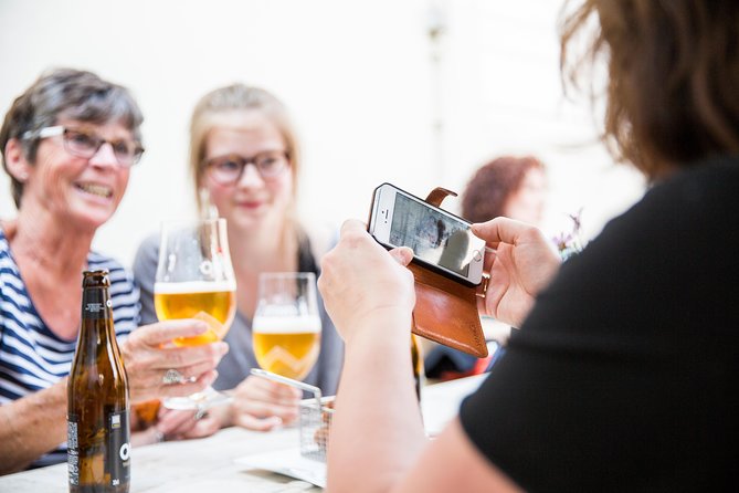 BeerWalk Brussels (Dutch guide) - Manneken Pis with a beer in hand