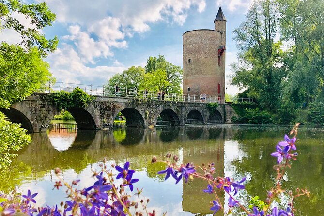 BikeTour Bruges & Damme in Spanish and English - Following the canal toward medieval Damme