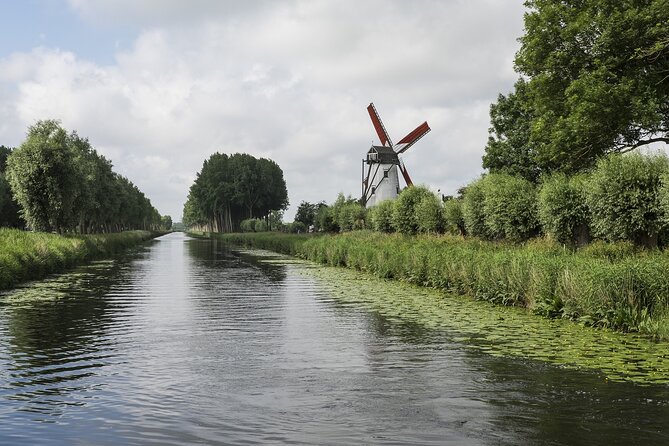 BikeTour Bruges & Damme in Spanish and English - A café pause for beer, hot chocolate, or waffles