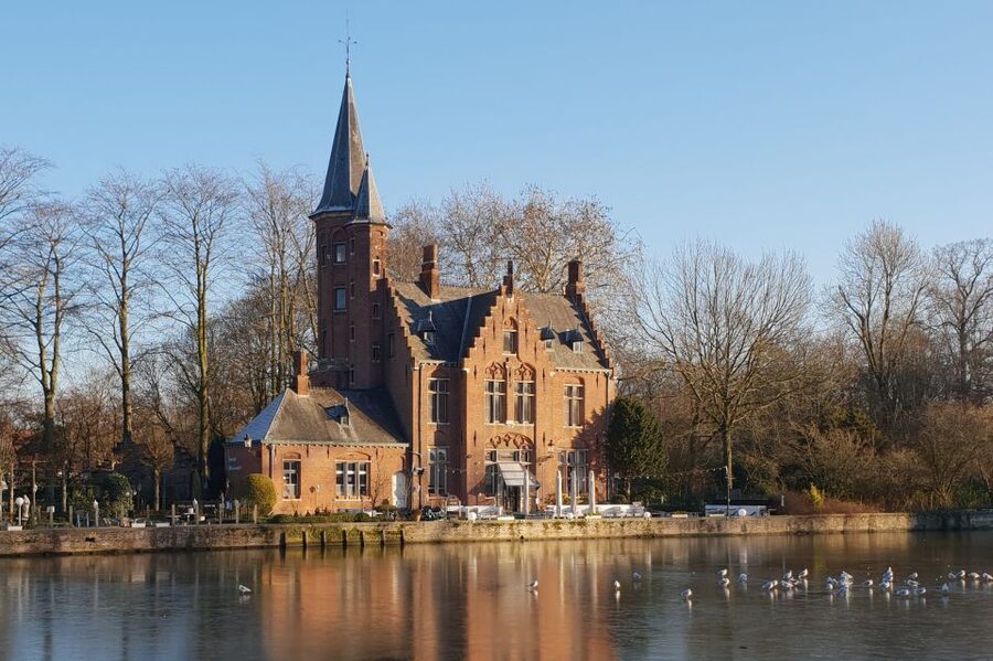 Bruges: 2.5-Hr Walking Tour from train station to Markt - Burgplein, the Town Hall, and the Markt