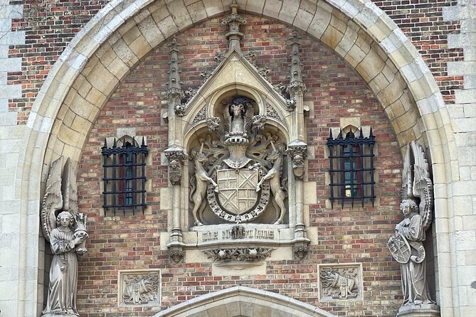 Bruges by a Local: Exciting Stories, Mysteries, People and Choco - A beer pause at the 2be Beer Wall