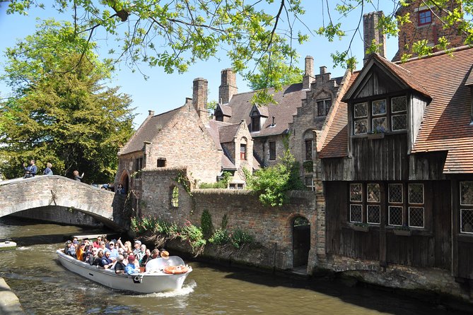 Bruges by bike with friends and family! - Pottenmakersstraat and the oldest surviving wall fragment