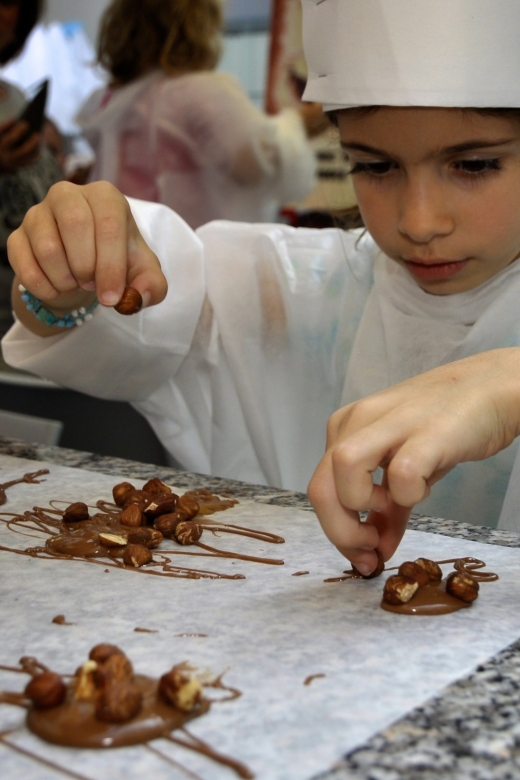 Bruges: Chocolate Making Workshop and Chocolate Museum Entry - What the one-hour Bruges chocolate experience includes