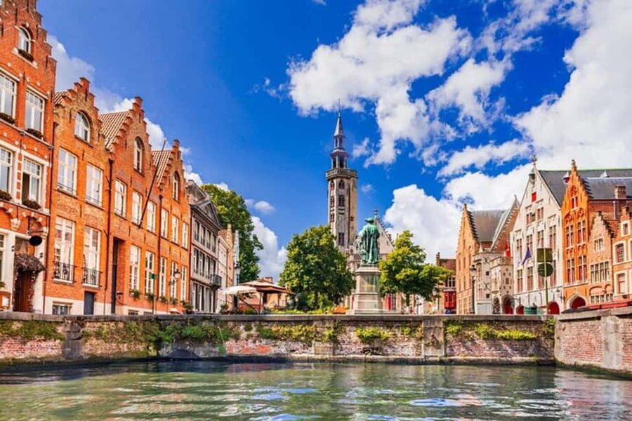 Bruges : Highlights & Hidden gems Walking Tour - Meeting outside Hôtel Central and setting off