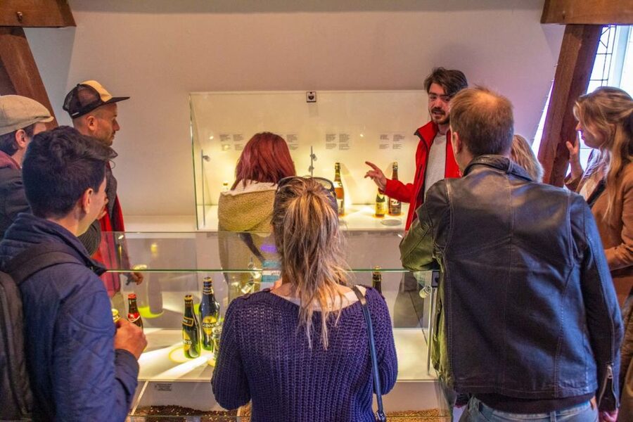Bruges: History, Chocolate and Beer Walking Tour - The chocolate stop: from bean to praline