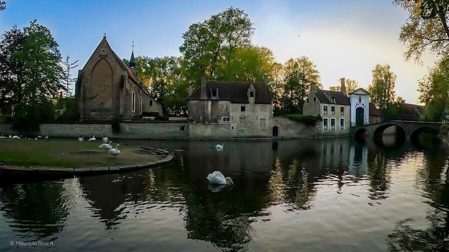 Bruges: Private Historical Highlights Walking Tour - Key points at a glance