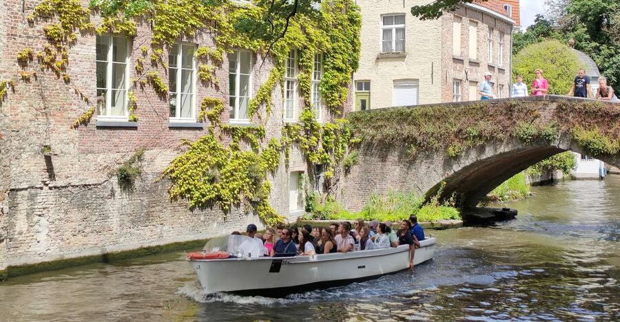 Bruges: Small Group Boat Cruise and Guided Walking Tour - Key points at a glance