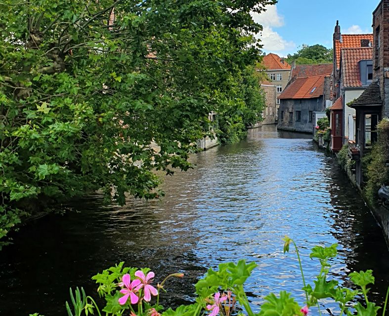 Bruges: Small Group Boat Cruise and Guided Walking Tour - Chocolate tasting at the Rosary Quay