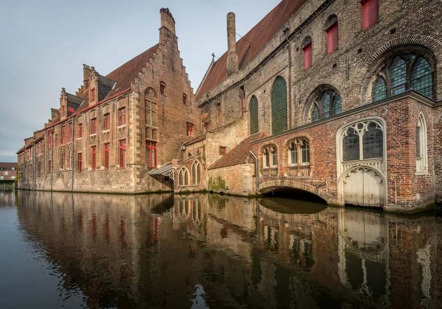 Bruges: Ticket Museum Sint-Janshospitaal - The old pharmacy and its herb garden