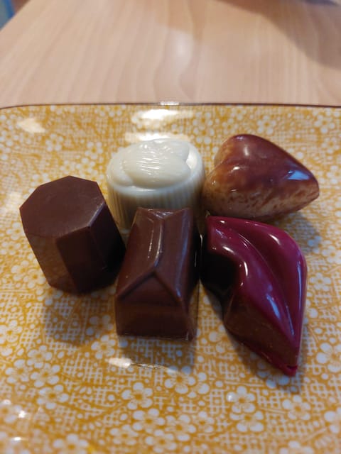 Bruges: Walking Tour with Hot Chocolate & Chocolate Tasting - Why chocolate is a good way to see Bruges