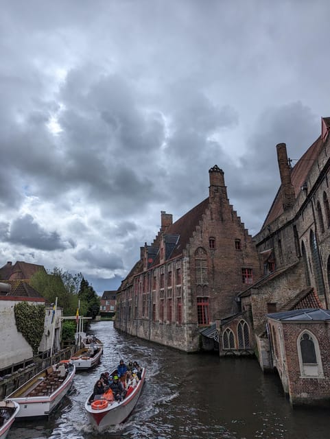 Bruges: Walking Tour with Hot Chocolate & Chocolate Tasting - Markt and Burg Square: Bruges in broad strokes