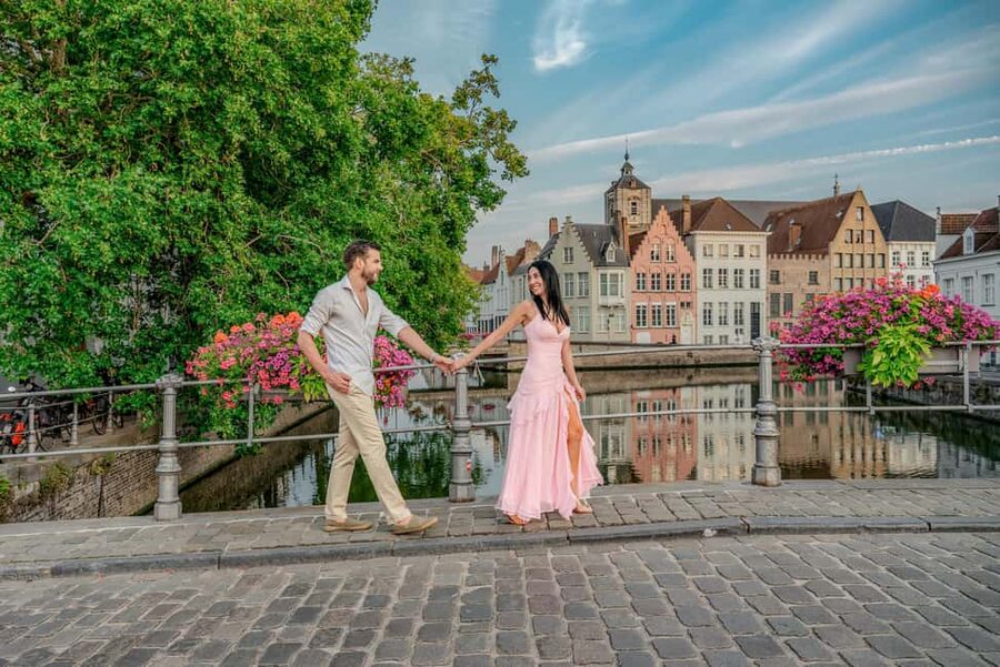 Bruges : Your private 1 hour photoshoot in the medieval city - One hour of walking, sightseeing, and photography