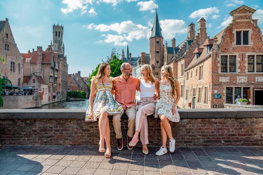 Bruges : Your private 1 hour photoshoot in the medieval city - What you receive: 30 edited photographs