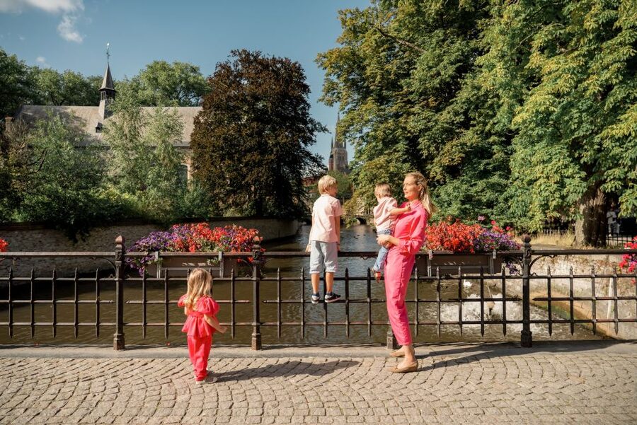 Bruges : Your private 30min. photoshoot in the medieval city - Meeting at the Jan van Eyck statue