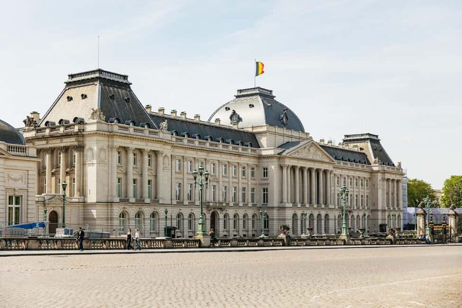 Brussels: City Highlights and Hidden Gems Bike Tour - From famous Brussels sights to quieter streets