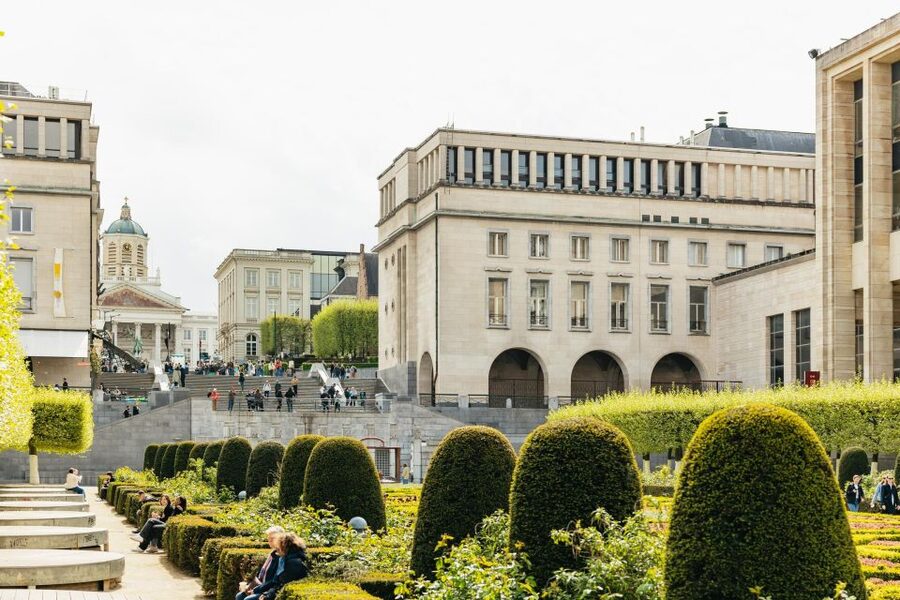 Brussels: City Highlights Walking and Tasting Tour - Royal Saint-Hubert Galleries and chocolate