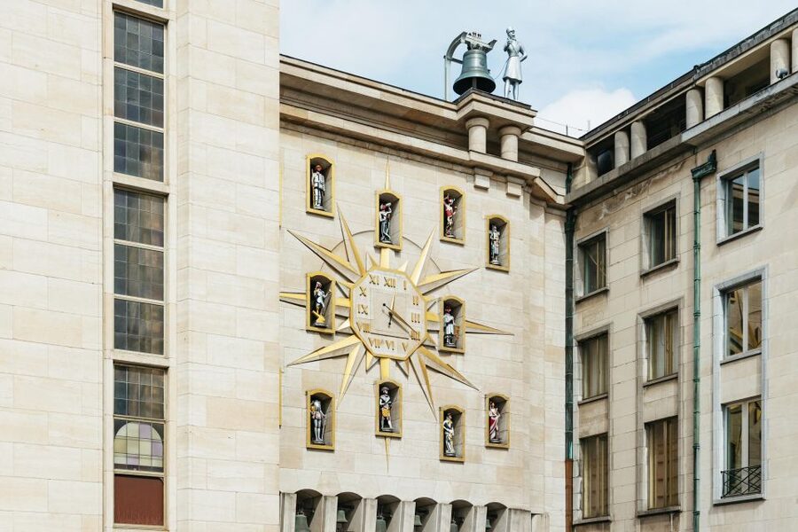 Brussels: City Highlights Walking and Tasting Tour - Manneken Pis and a very small famous figure