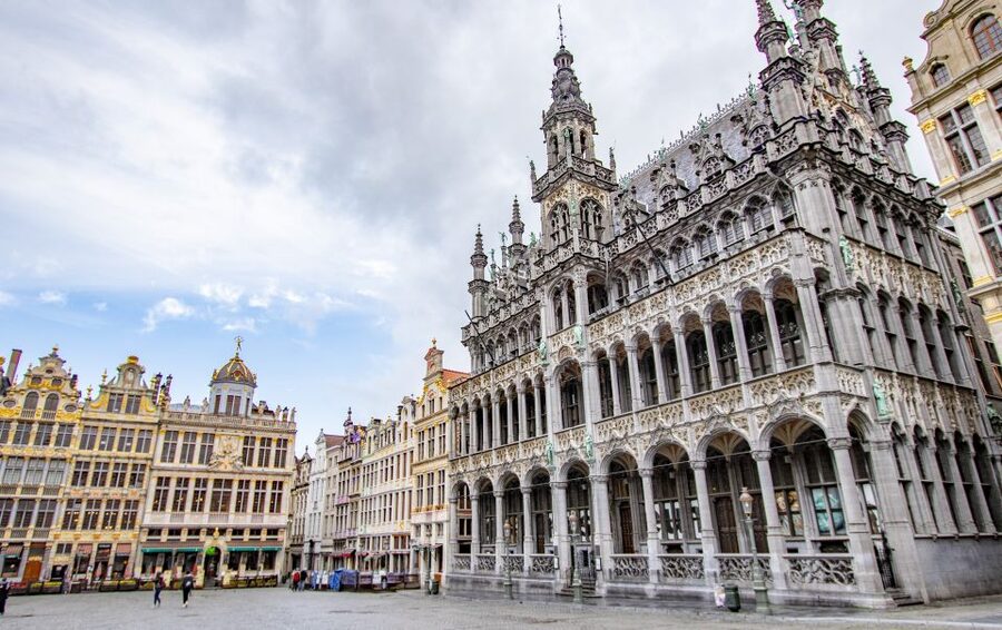 Brussels: Express Walk with a Local in 60 minutes - The walk to Manneken Pis