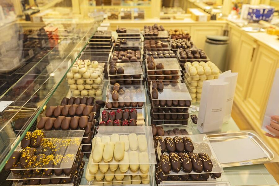 Brussels Food Tour: Main Dish, Beer, Waffle & Chocolate - Waffles on Rue de l’Etuve
