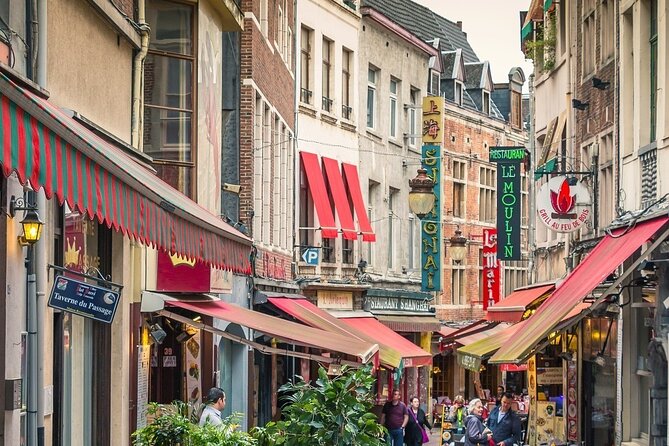 Brussels Food Tour with Full Meal & Drinks by Do Eat Better - Manneken Pis and a plain Belgian waffle