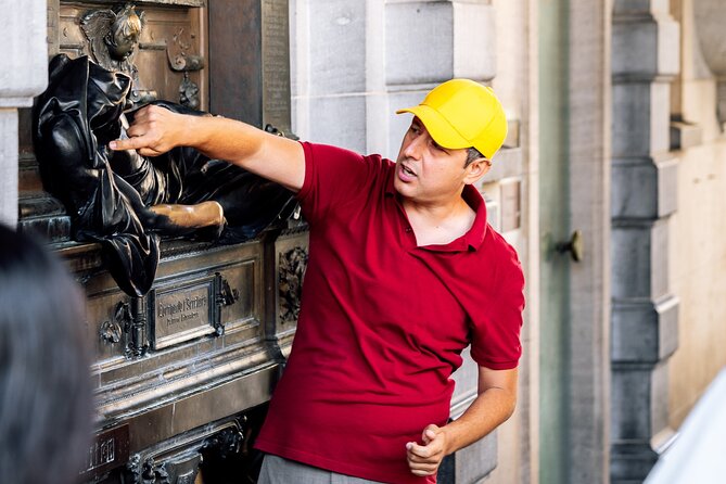 Brussels: Historical Walking Tour with Chocolate & Waffle Tasting - Brussels Park and a taste of Belgian humor