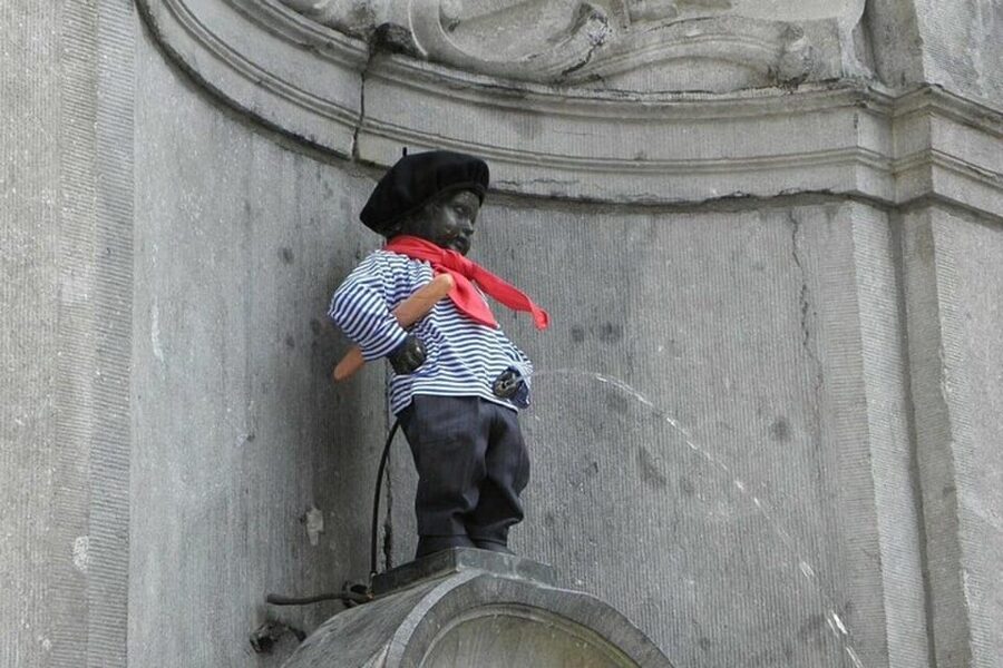 Brussels Must-See Attractions Walking Tour - Maison Dandoy and the sweet side of Brussels