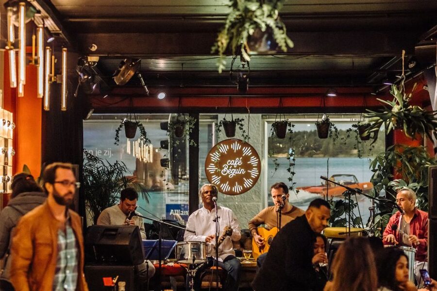 Brussels: Private Beers, Bars, and Live Music Tour by Night - Choosing Belgian beer at Au Bassin