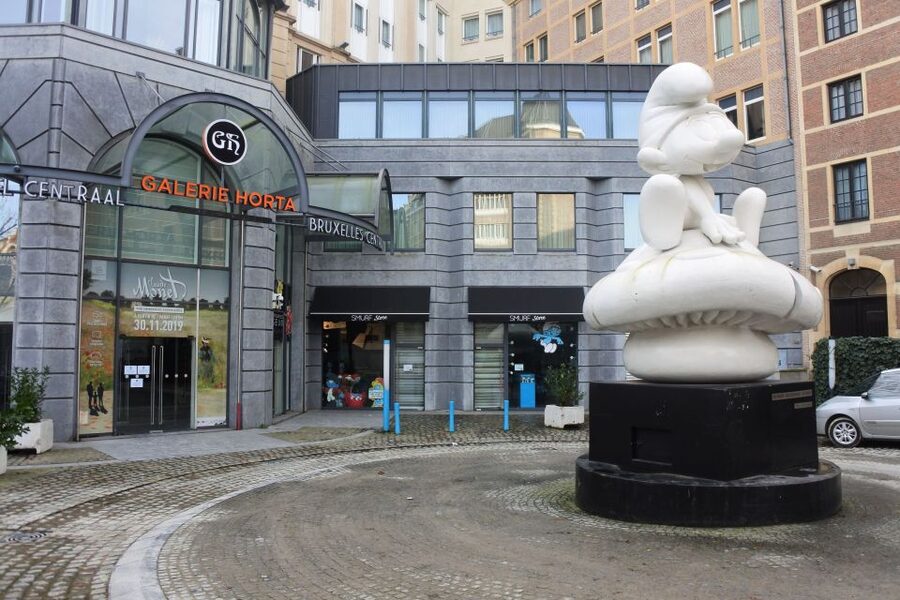 Brussels: The comic book walls walking tour - Finding comics in your own language