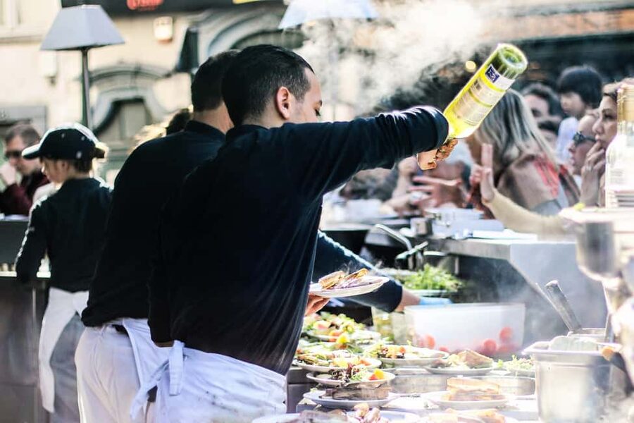 Brussels: Walking Tour with Belgian Lunch, Chocolate, & Beer - What the guide adds to the experience
