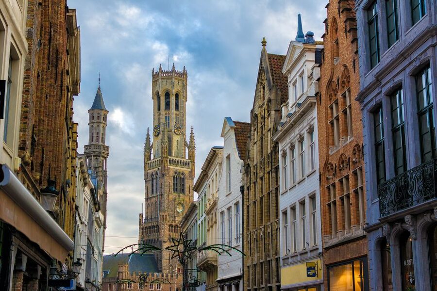 From Amsterdam: Bruges Day Trip in Spanish with Boat Option - Who should book this Bruges tour?