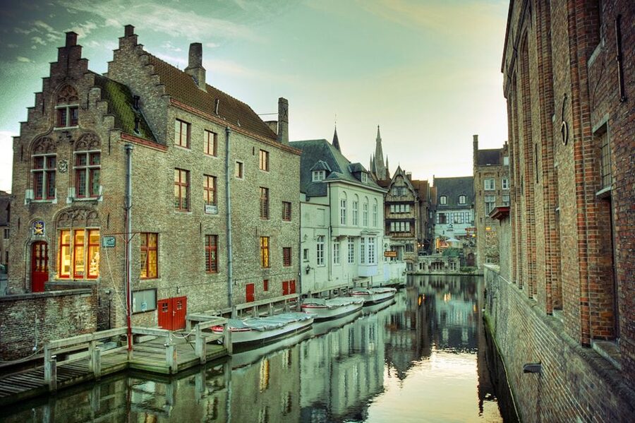 From Amsterdam: Day Trip to Bruges in Spanish or English - Meeting at the Aloha Bowling center