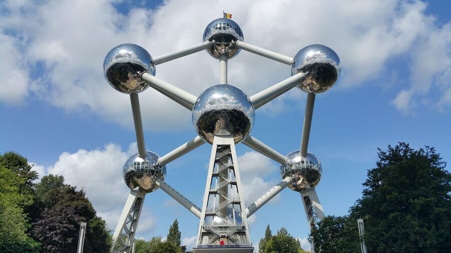 From Amsterdam: To Brussels - Travel as a VIP - Manneken Pis and the small-scale Brussels joke