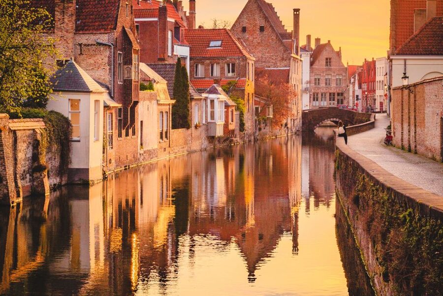 From Brussels: Bruges Day Trip with Boat Tour Option (ENG) - Walplein, Stoofstraat, and the first canals