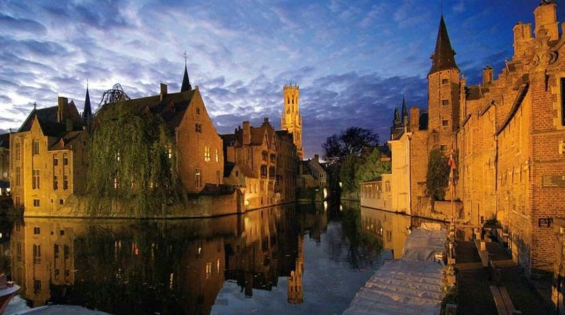 From Brussels: Bruges Day Trip with Boat Tour Option (ES) - A two-hour walk through Bruges