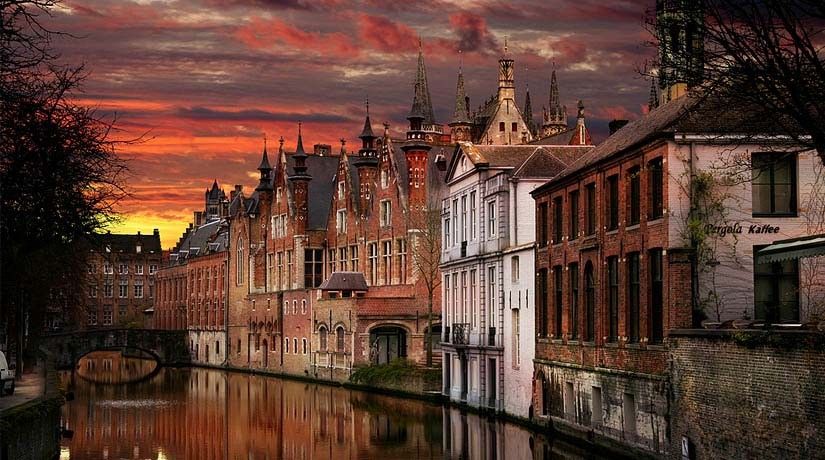From Brussels: Bruges Day Trip with Boat Tour Option (ES) - Four hours to make Bruges your own