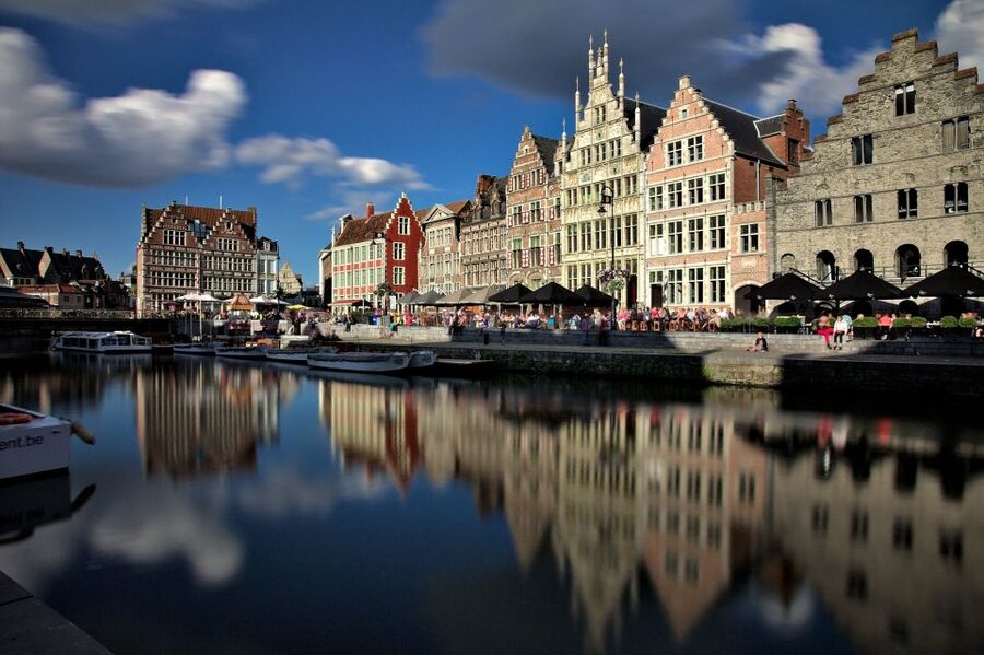 Ghent: 40-Minute Historical Boat Tour of City Center - Gravensteen, the powerful centerpiece