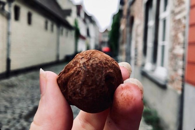 Ghent: Famous Belgian Chocolate Walking Tour with Tastings - Van Hoorebeke and the passion-fruit filling