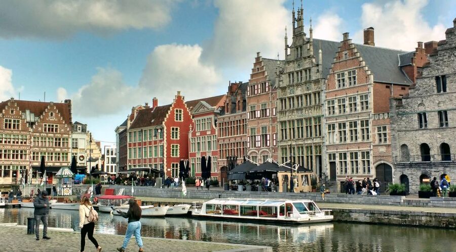 Ghent: Guided City Tour with Food Tastings - How much food and drink will you get?