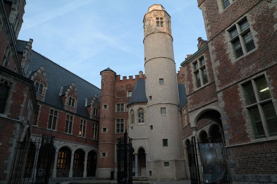 Ghent: Walking Tour from Friday Market to the Cathedral - Ghent in two acts: coach streets and medieval lanes