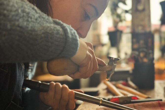 Handcraft your own silver ring in Bruges - Add a private message inside the band