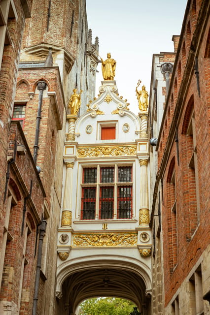 Historical walk in Bruges with local guide. Praline included - Burgundy Wall Square, breweries, and food advice