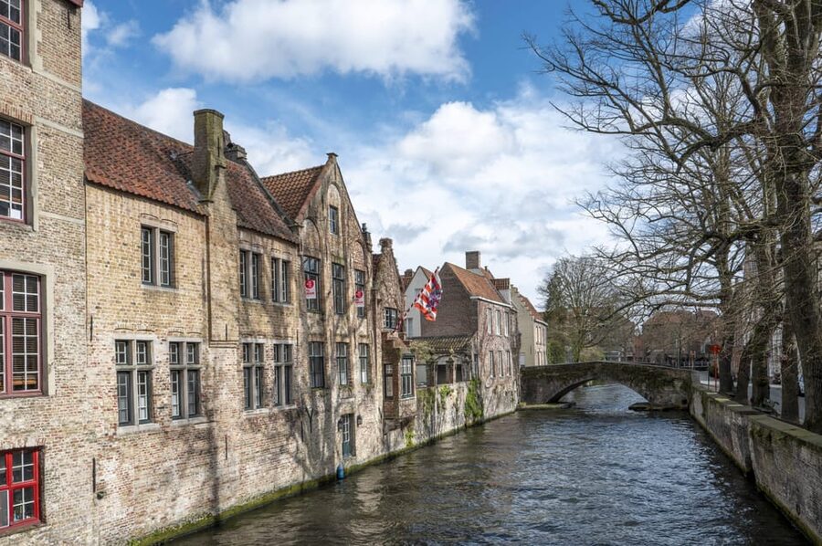 Historical walk in Bruges with local guide. Praline included - From the Markt to the Burg, where the city took shape